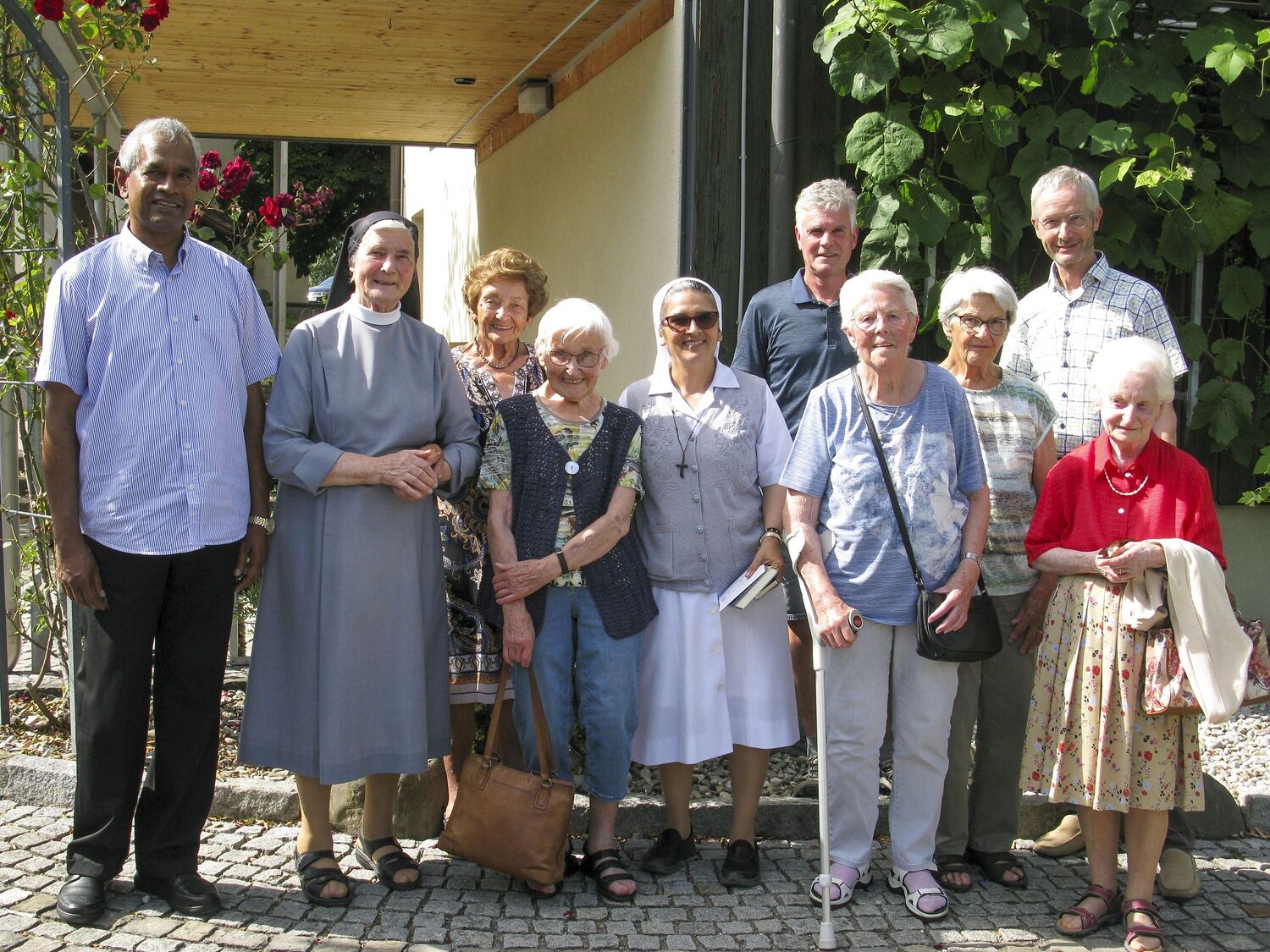 Am Freitag, 27. Juni 2025 war es soweit: Nach monatelanger Terminsuche kam nun Sr. Veronika Larcher und die Hausoberin Sr. Janeth vom Kloster Gaißau auf Einladung von Richard Sonderegger zu Besuch nach Göfis. Richard Sonderegger führte sie durch die 